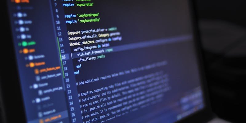 Código de programação em tela escura representando automação com APIs