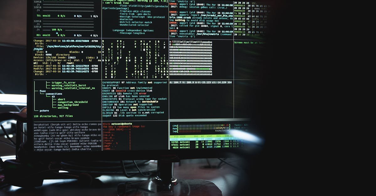 Monitor exibindo código de segurança em interface verde escuro, representando análise de tráfego e detecção de intrusão em rede Zero Trust