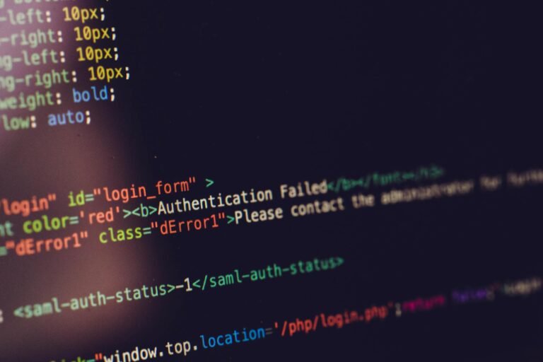 Tela de computador exibindo código HTML com erro de autenticação — debug de erros entre camadas de software
