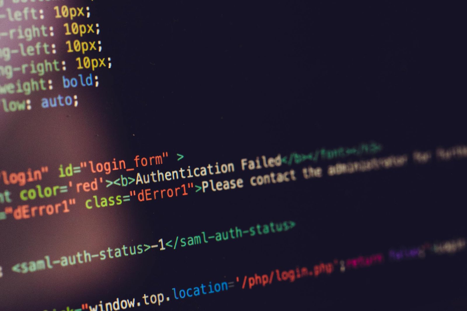 Tela de computador exibindo código HTML com erro de autenticação — debug de erros entre camadas de software