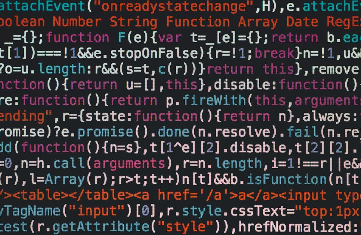 Desenvolvimento de software com código em tela escura ilustrando debugging de structured outputs e JSON Schema