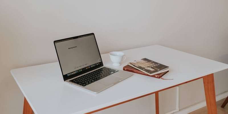 Escritório limpo e organizado representando rotina automatizada e produtiva