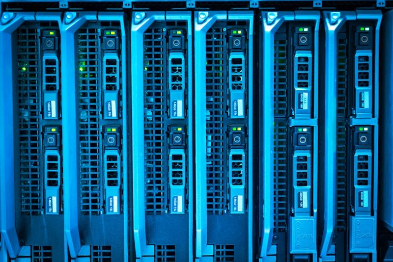 Infraestrutura de data center com racks de servidores iluminados para segurança e monitoramento de rede