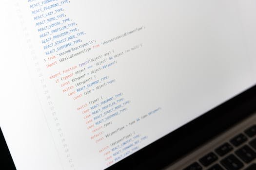 Programador debugando código JavaScript em laptop com tema escuro, representando análise de performance e erros em produção