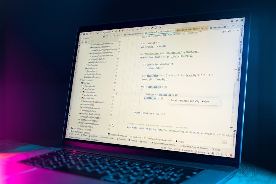Notebook com editor de código aberto em ambiente escuro