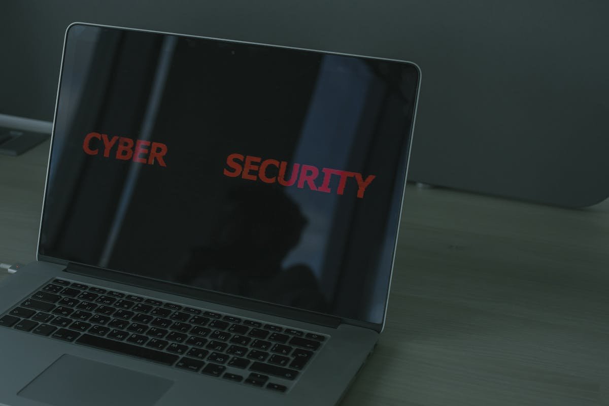 Laptop com texto sobre cybersecurity representando autenticação em dois fatores e segurança de contas digitais