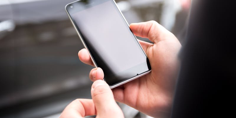 Mãos segurando smartphone representando decisão consciente de uso digital