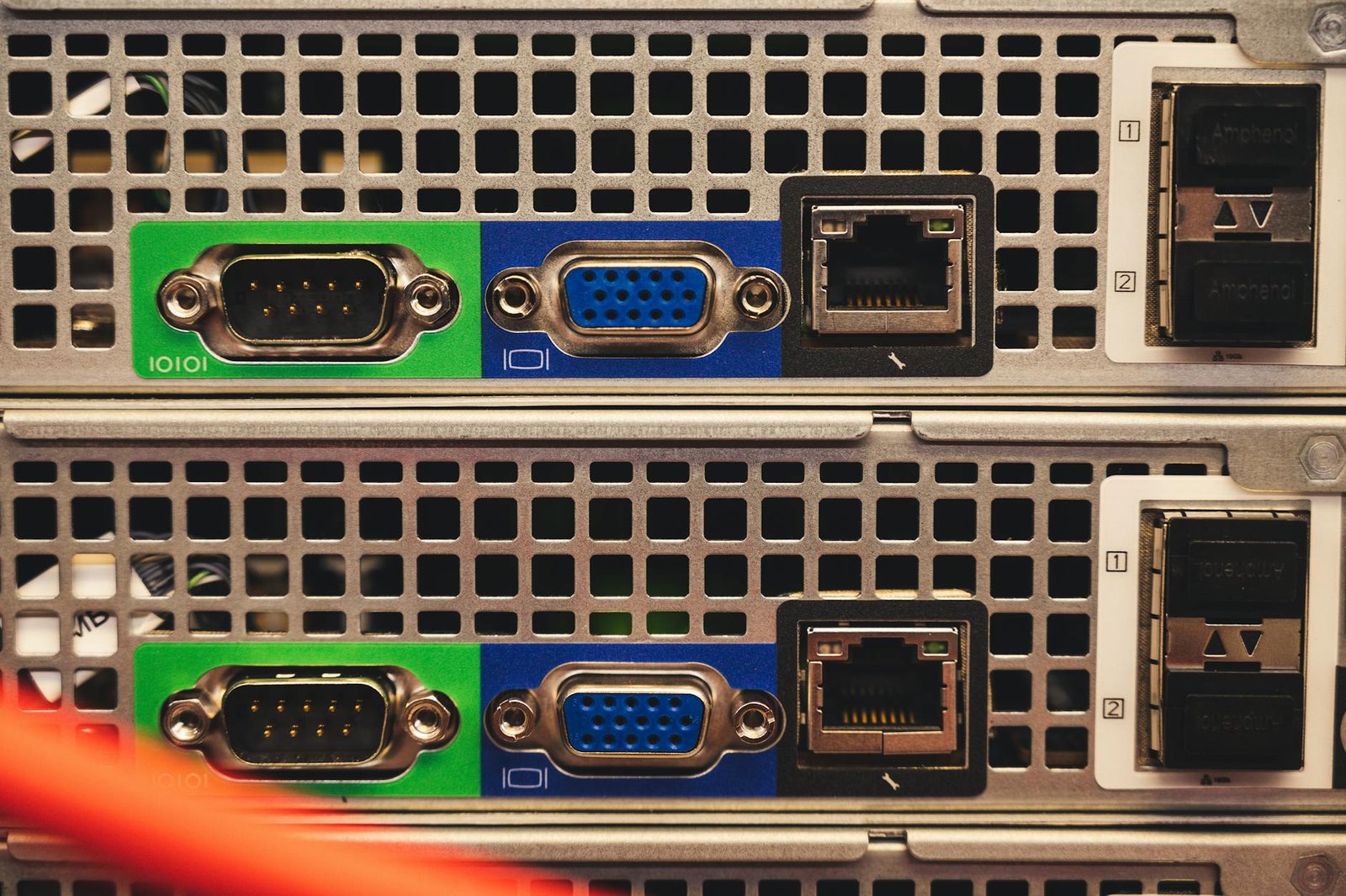 Portas Ethernet em servidor - a rede cabeada é essencial para estabilidade do homelab