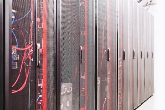 Racks de servidores em data center - monitoramento de infraestrutura de produção com memory leak