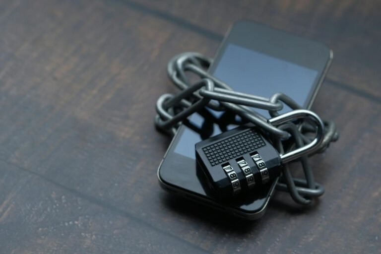 Smartphone envolto em corrente com cadeado simbolizando a proteção forte de senhas com password manager e 2FA