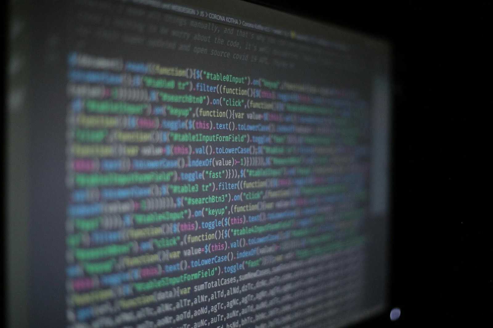 Terminal Linux executando tarefas de automação com múltiplas janelas