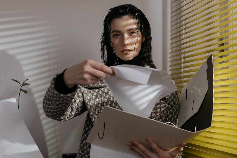 Mulher organizando documentos em escritório moderno representando reorganização