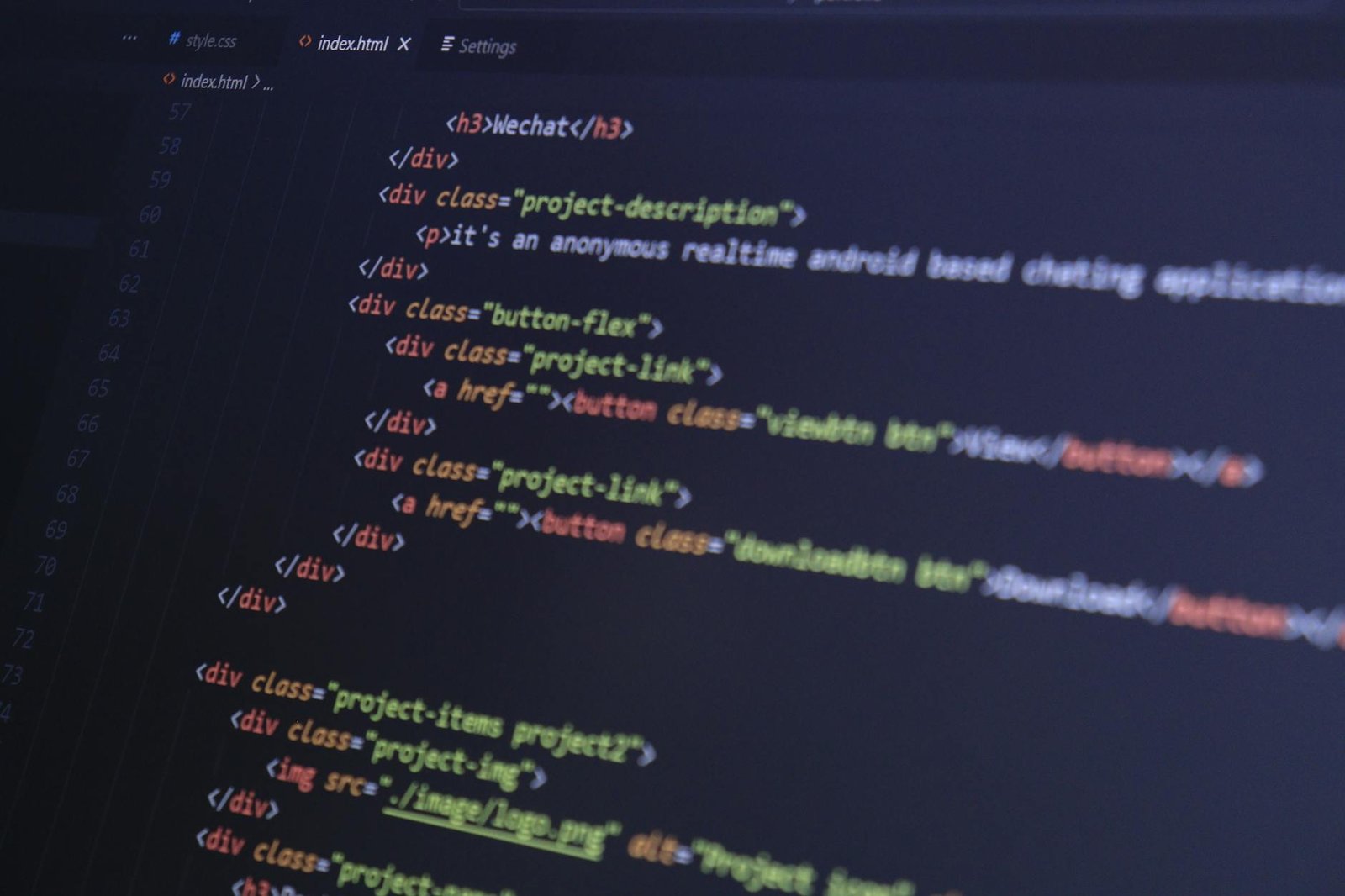 Código com syntax highlighting representando script de automação de stand-up diário