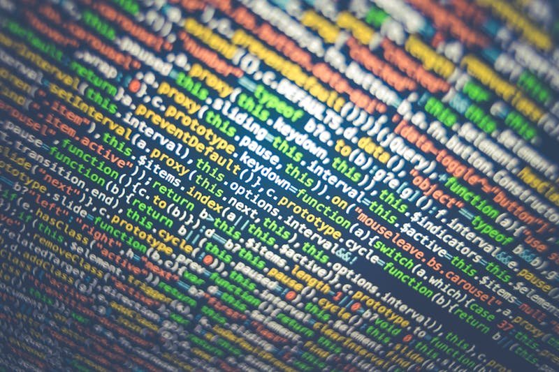 Código fonte colorido representando estruturas de dados e algoritmos na tela do computador