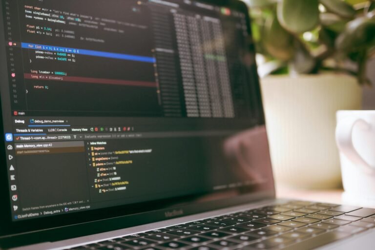 idempotência em automações: A laptop screen showing programming code and debugging tools, ideal for tech topics.