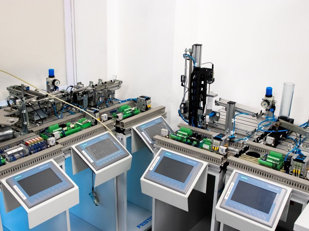 Painel de controle de automação industrial mostrando fluxos e estados de processos automatizados