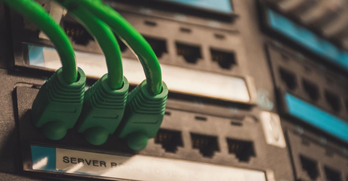 Cabos de rede conectados em portas de servidor demonstrando comunicação entre serviços de automação