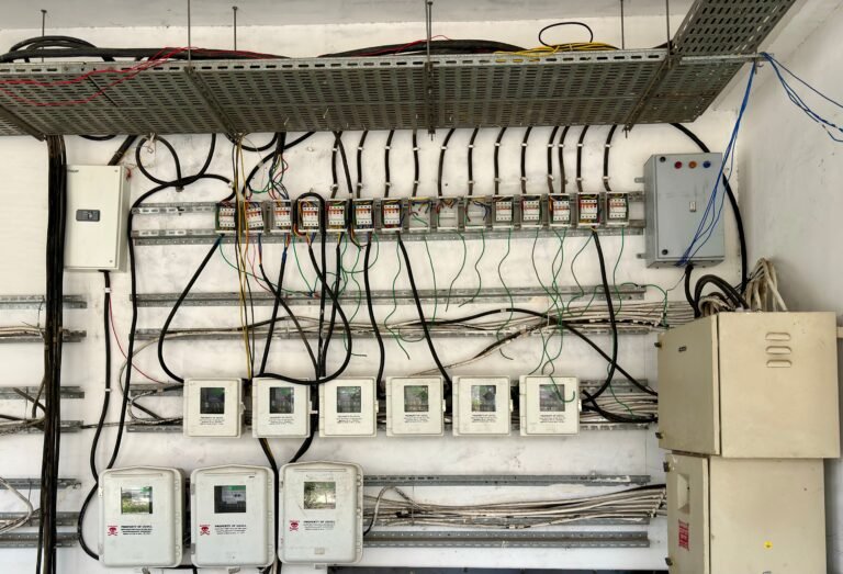 Painel de circuit breaker com fiação elétrica industrial - automação local Python com SQLite