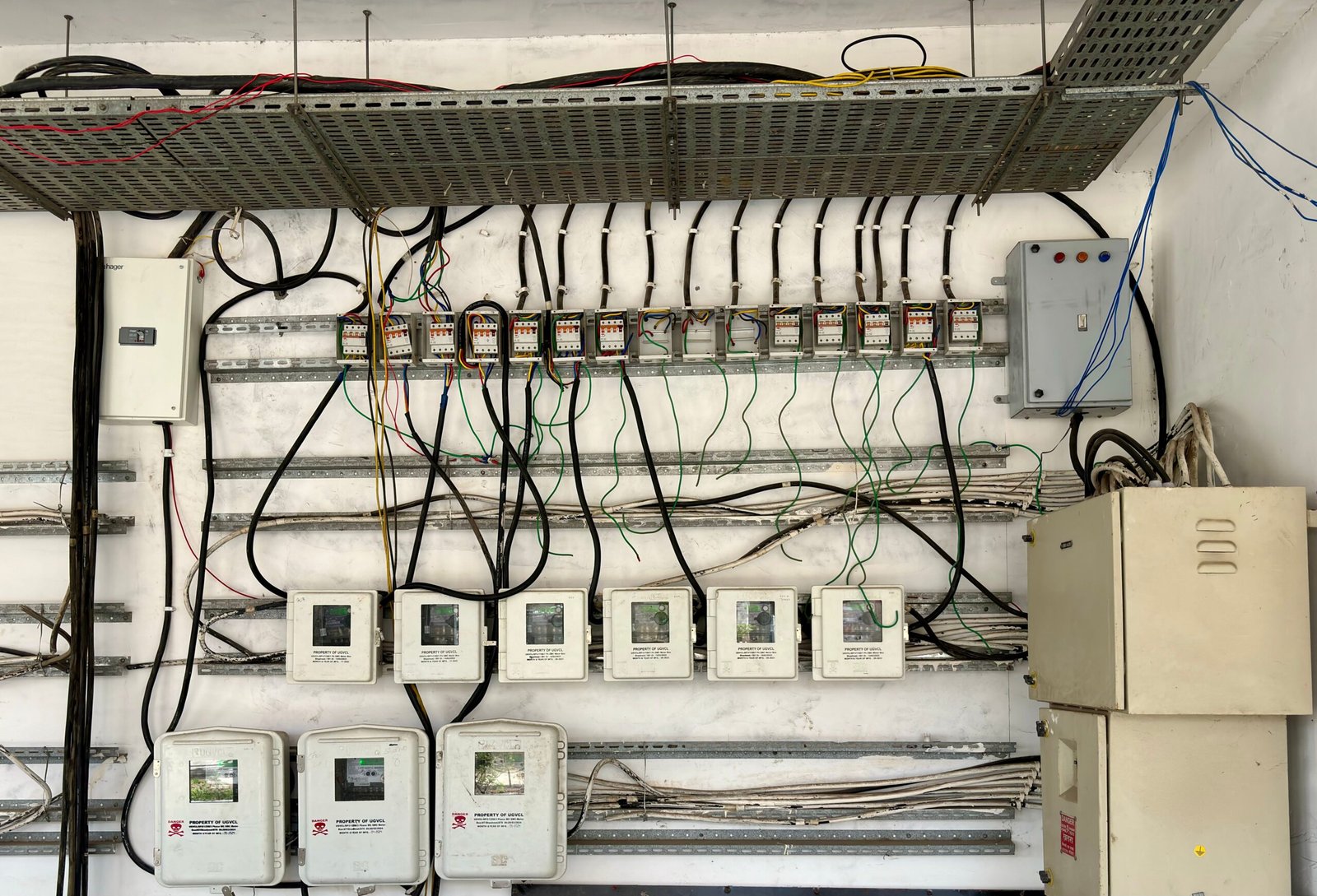Painel de circuit breaker com fiação elétrica industrial - automação local Python com SQLite
