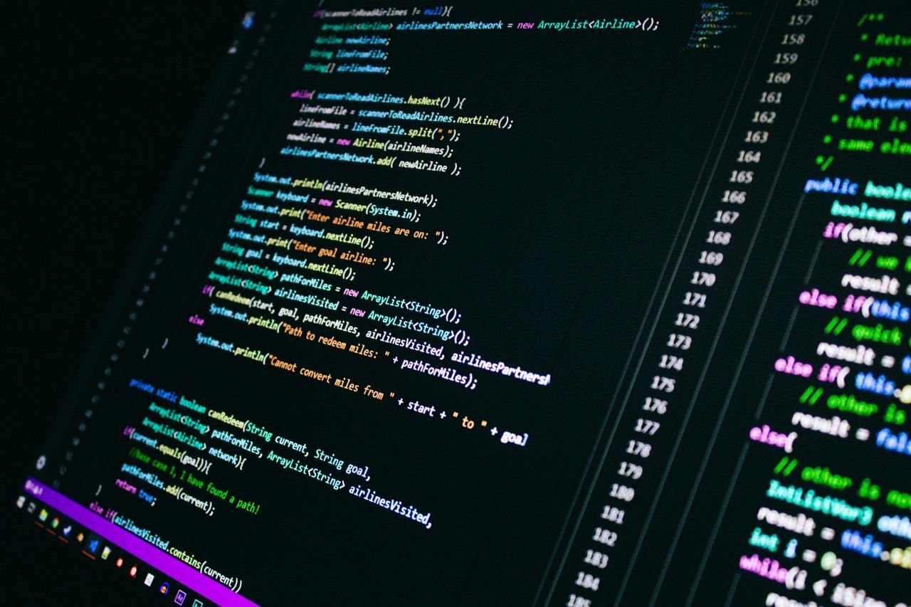 codebase colorida no editor representando projeto legado complexo para estudo incremental