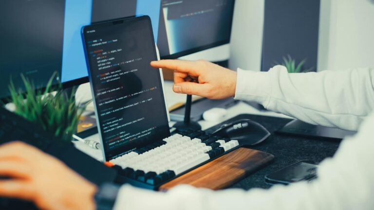 Fila de tarefas assíncronas com Python gerenciando automações em execução simultânea