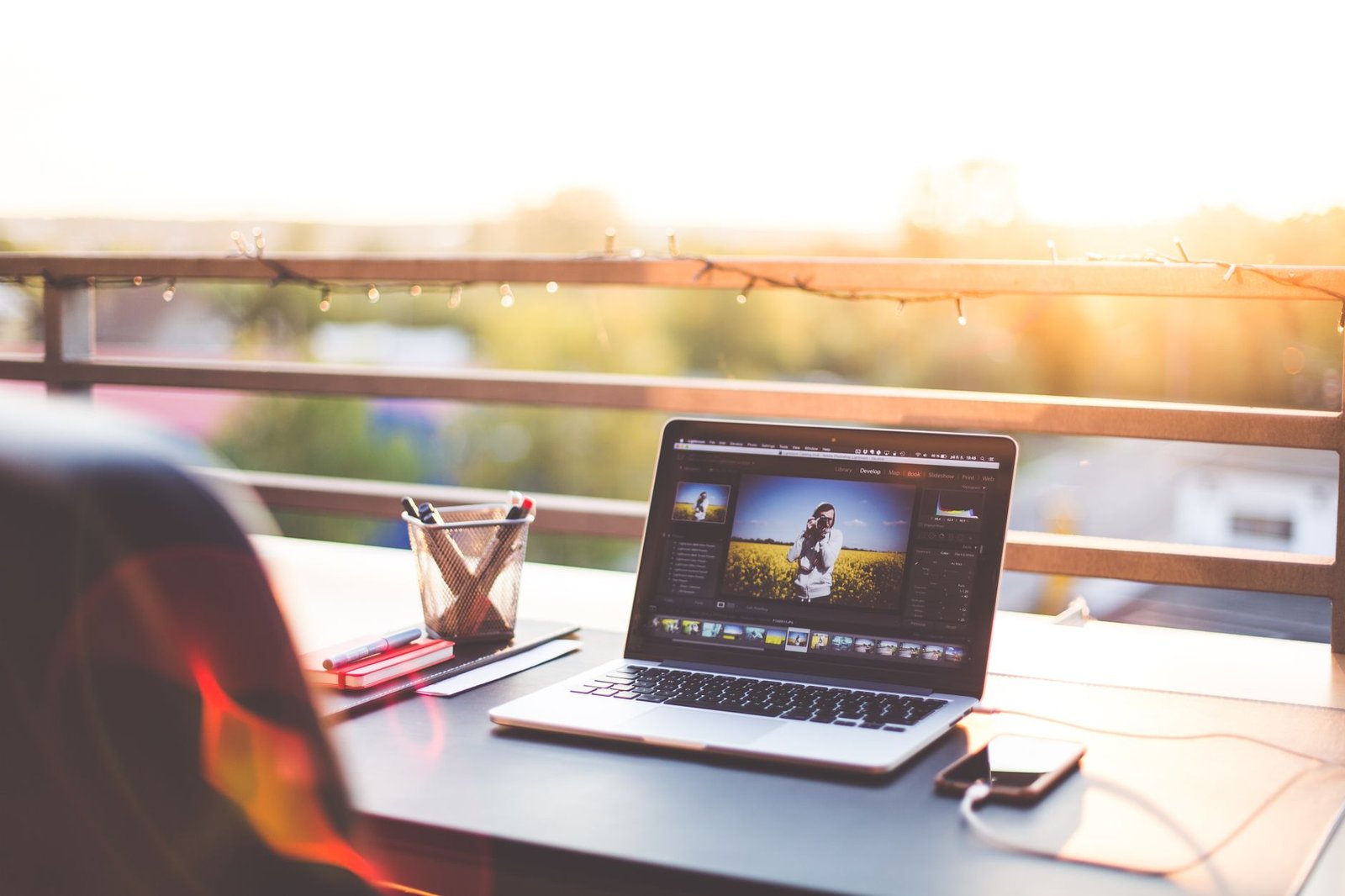 ambiente criativo produtividade laptop trabalho remoto foco