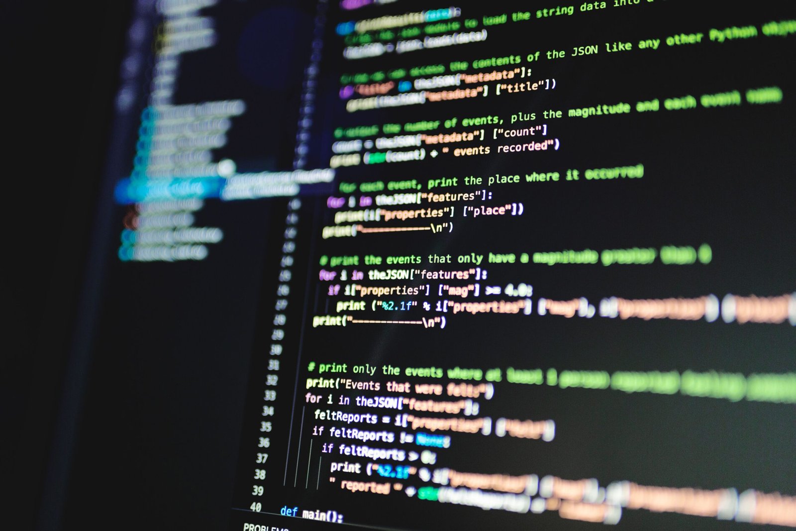 Monitor exibindo linhas de código coloridas para indexação e busca full-text em Python