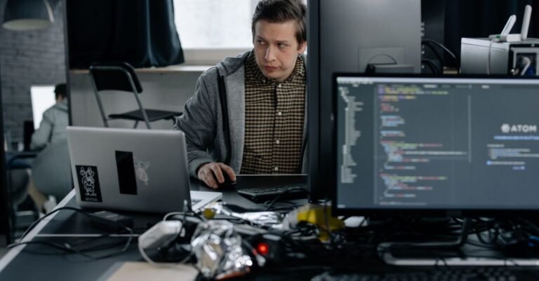 Desenvolvedor focado programando no computador - sistema pomodoro tracker Python