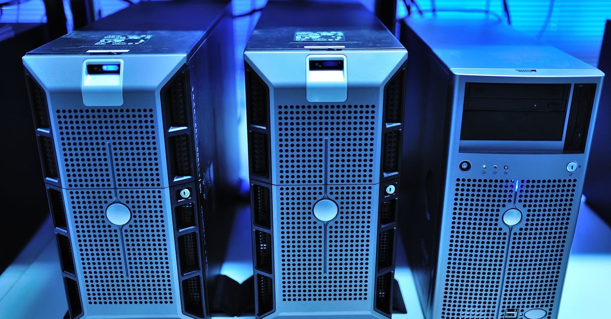 Servidores em rack de datacenter ilustrando infraestrutura local para servidor de configuração Python