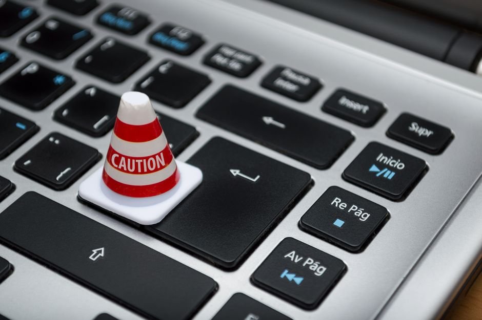 Alerta de anomalia no sistema - cone de aviso sobre teclado