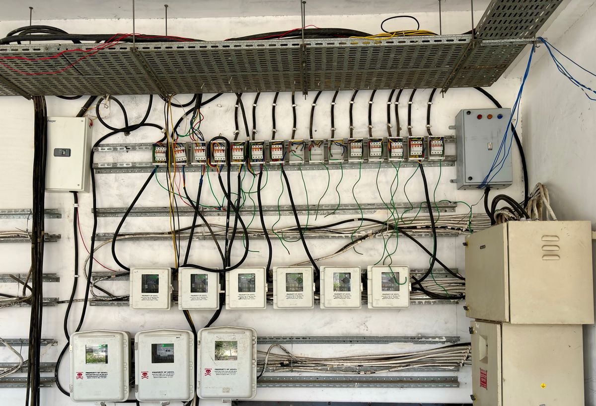 Fiação complexa em painel elétrico industrial representando a complexidade de sistemas distribuídos que precisam de circuit breaker