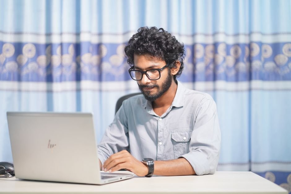 Programador focado em estado de flow com laptop - detector de produtividade em Python puro