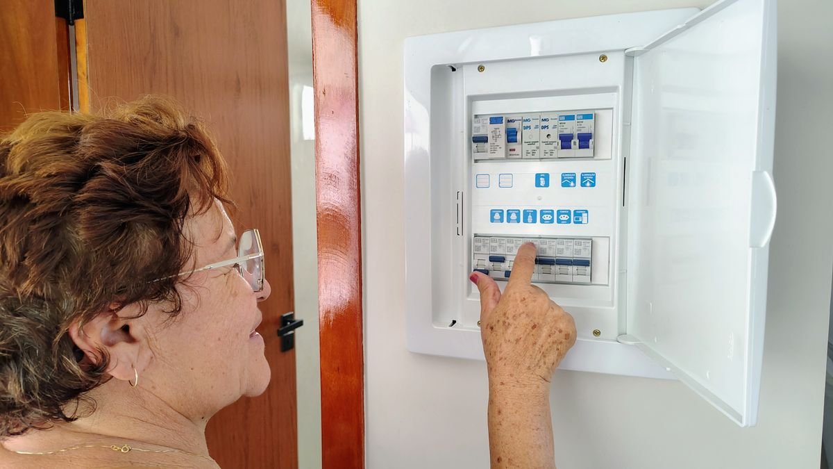 Painel elétrico com disjuntores representando múltiplos circuit breakers protegendo diferentes serviços em uma arquitetura de microsserviços