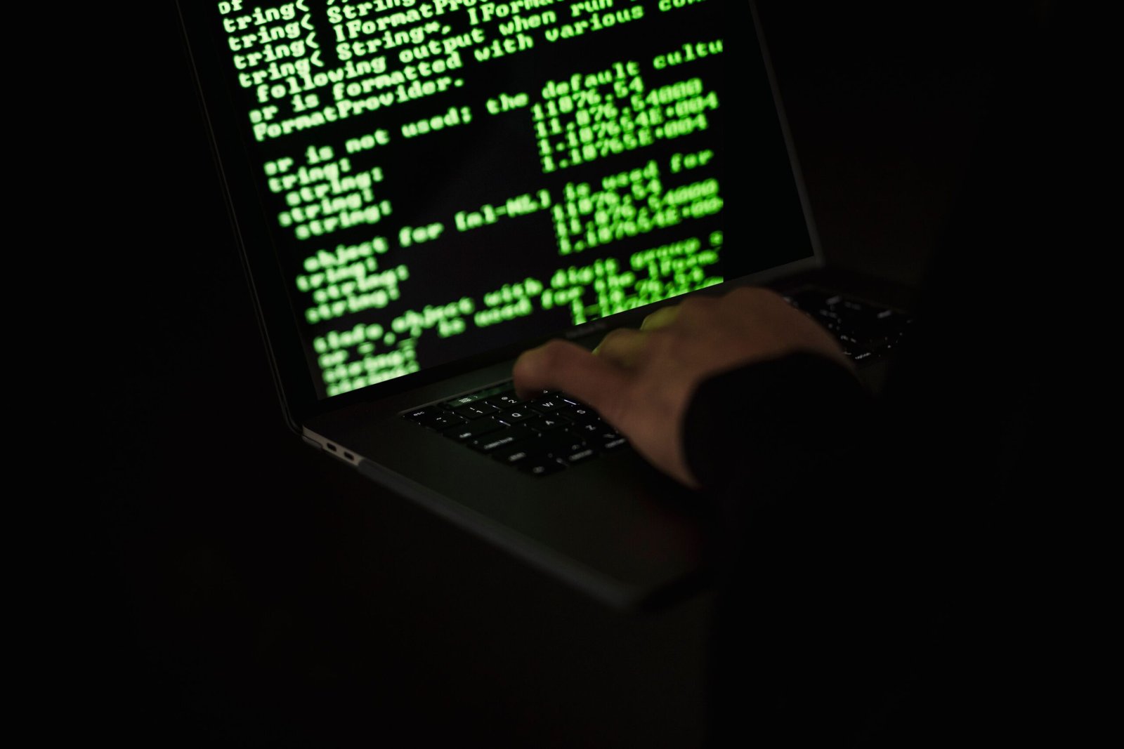 hacker digitando código escuro segurança cibernética