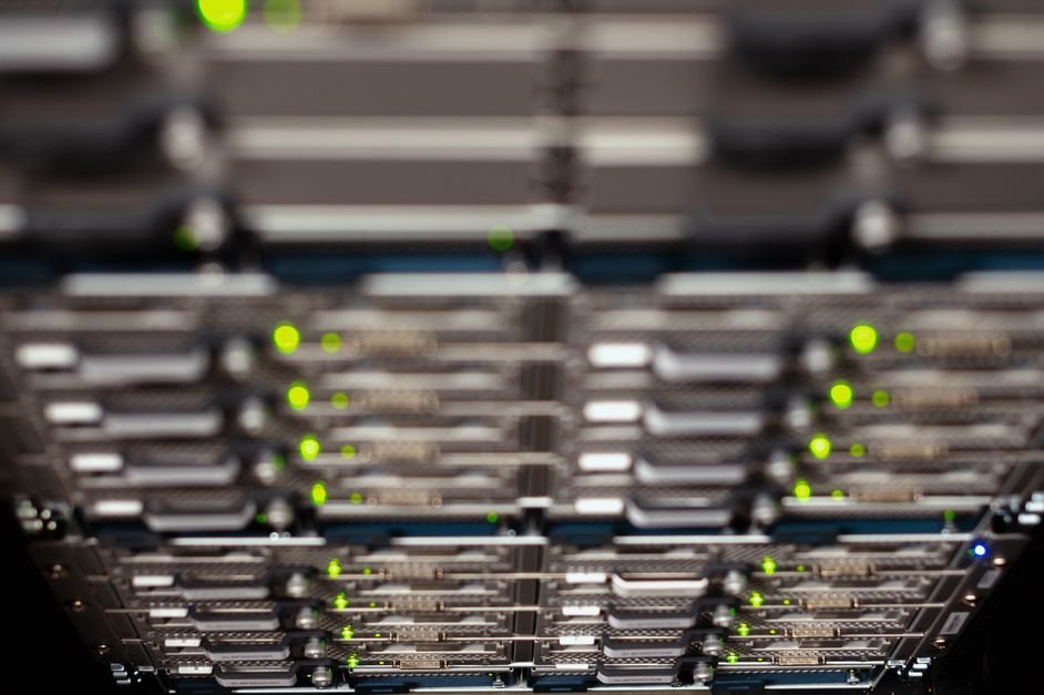 Vista aérea de switch de rede em data center representando distribuição de fragments no Shamir Secret Sharing