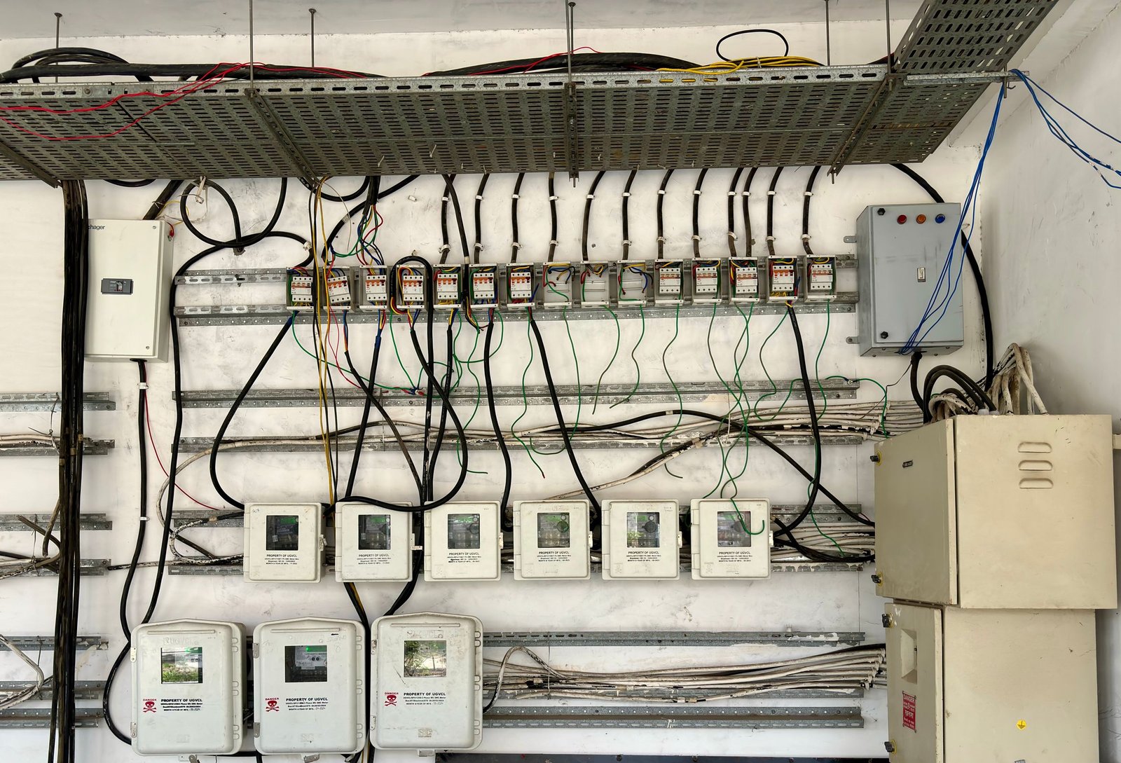 Rede complexa de cabeamento e painéis elétricos industriais - analogia com arquitetura de microsserviços