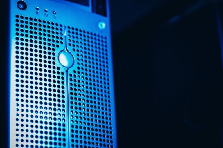 Rack de servidor com iluminação azul em data center seguro representando proteção de secrets com Shamir Secret Sharing