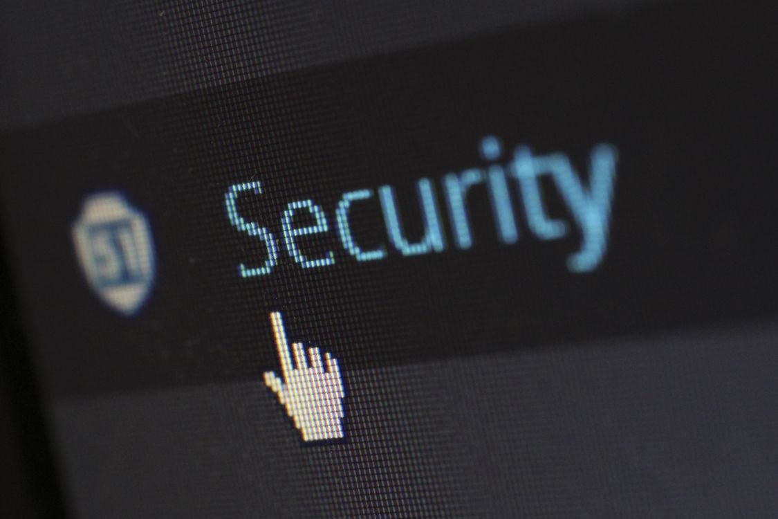 Tela de computador mostrando ferramentas de proteção e segurança digital