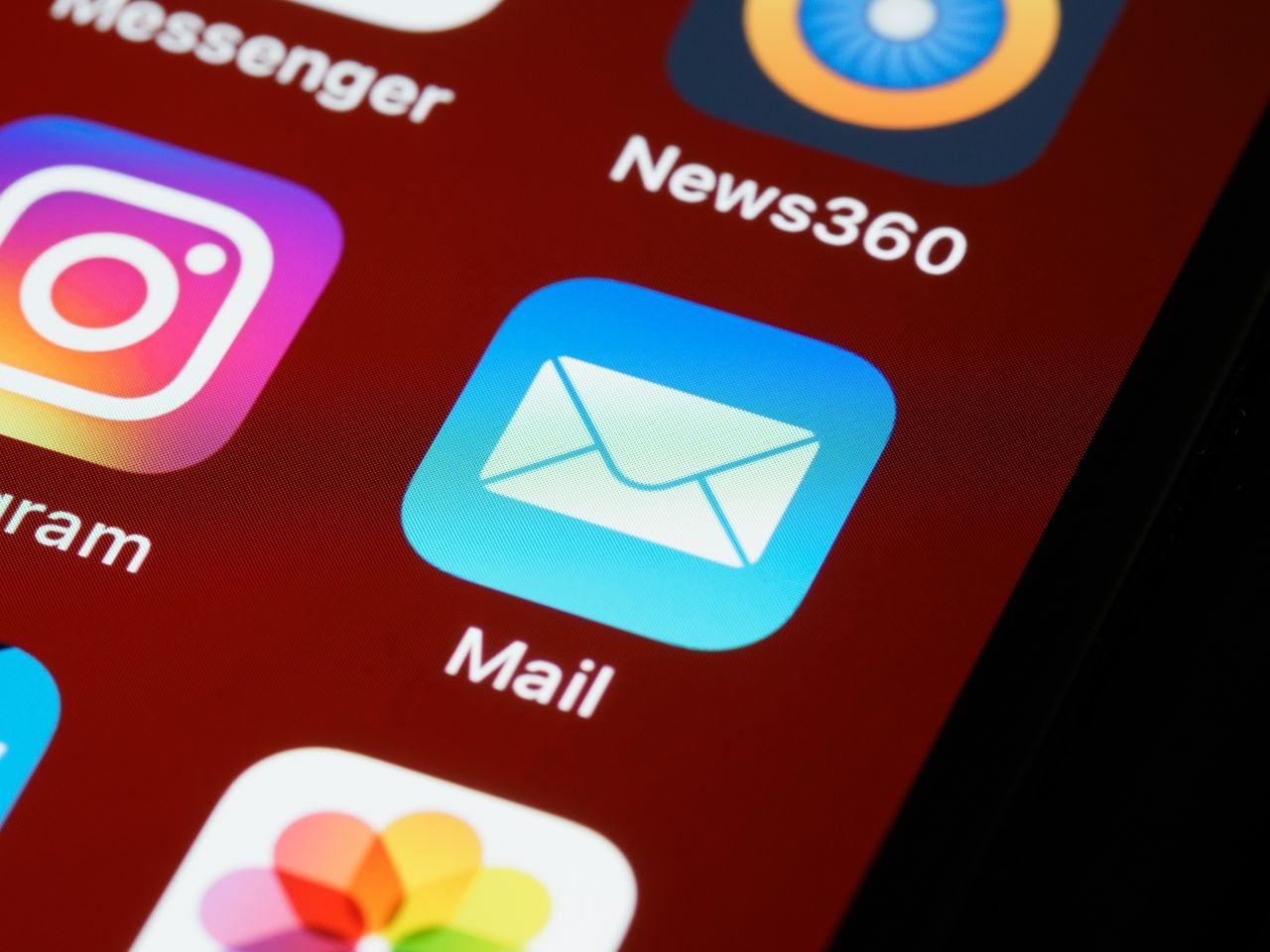 Smartphone mostrando aplicativos de e-mail e comunicação