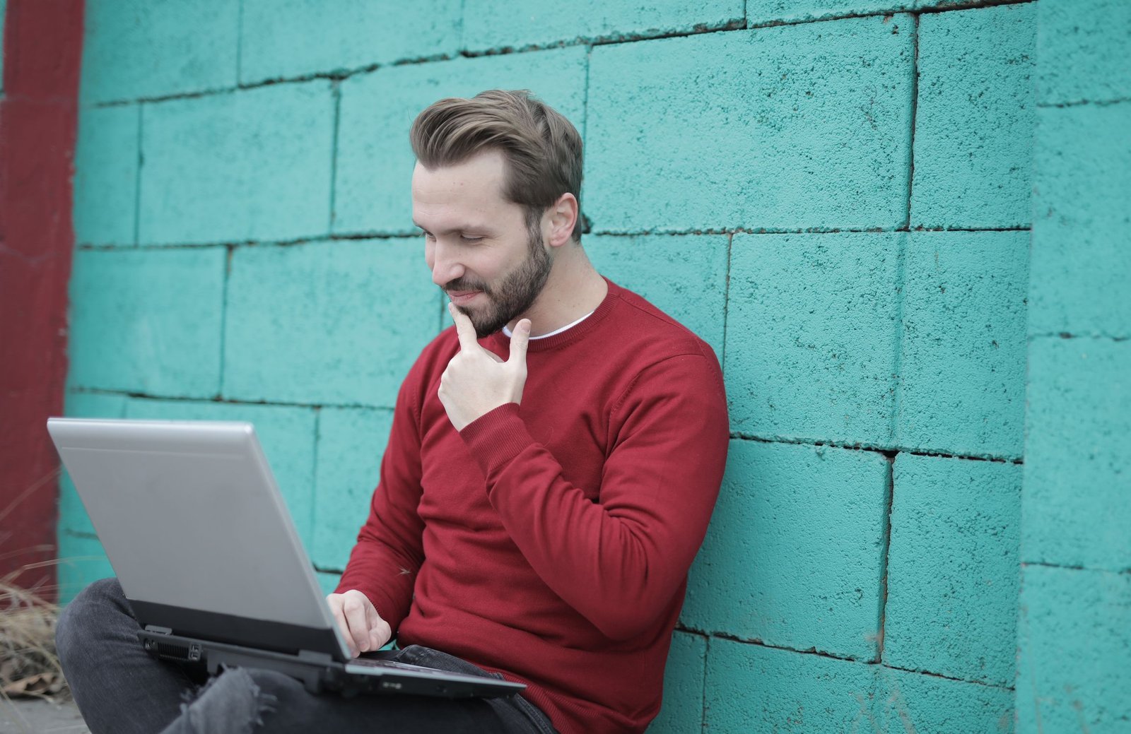 Homem sorrindo com laptop