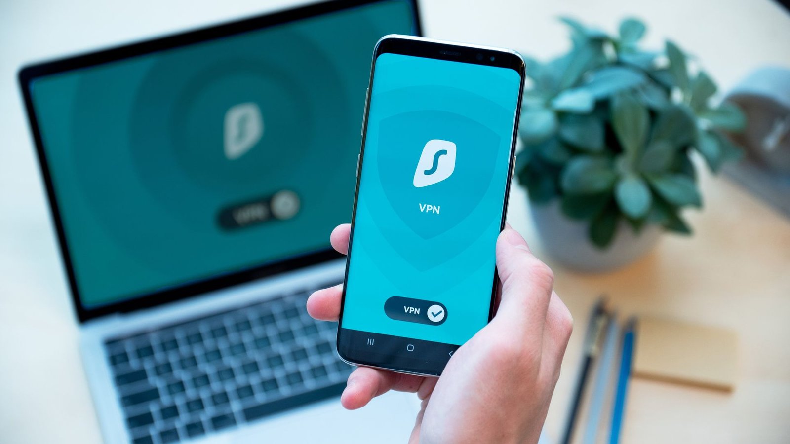 Pessoa segurando smartphone com app VPN aberto