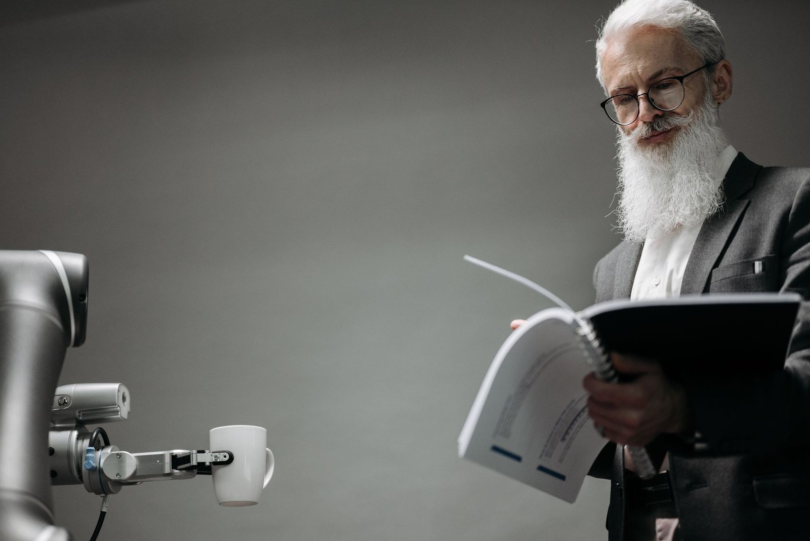 Pessoa tomando café enquanto organiza o dia com inteligência artificial