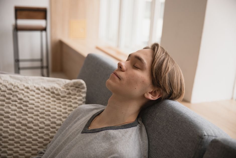 Pessoa relaxada em ambiente de trabalho organizado