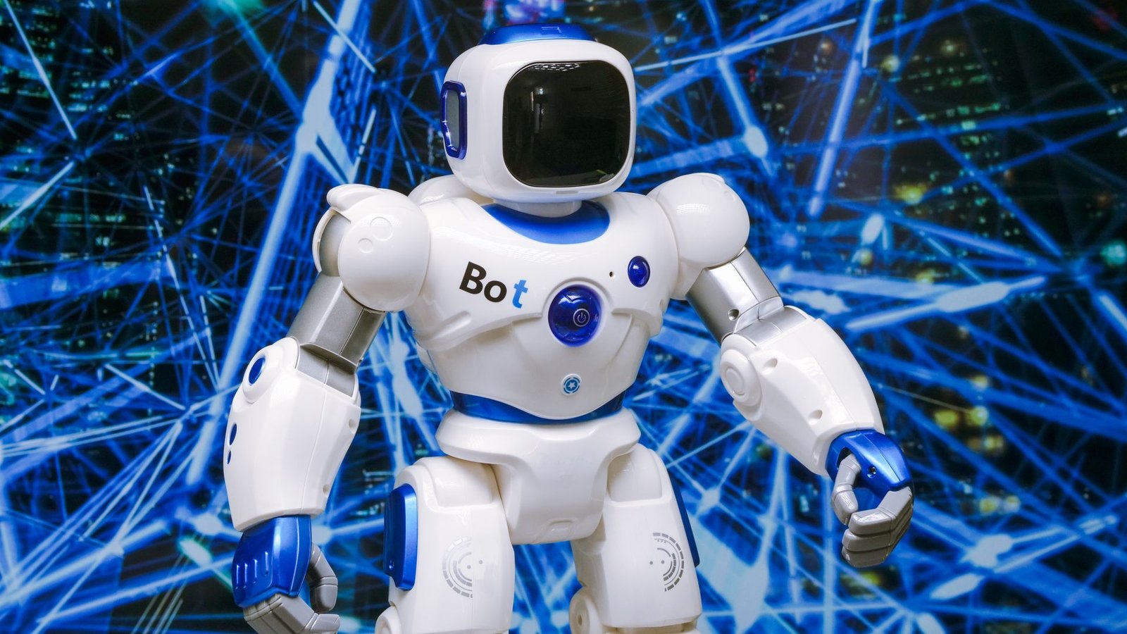 Robô futurista interagindo com tecnologia moderna
