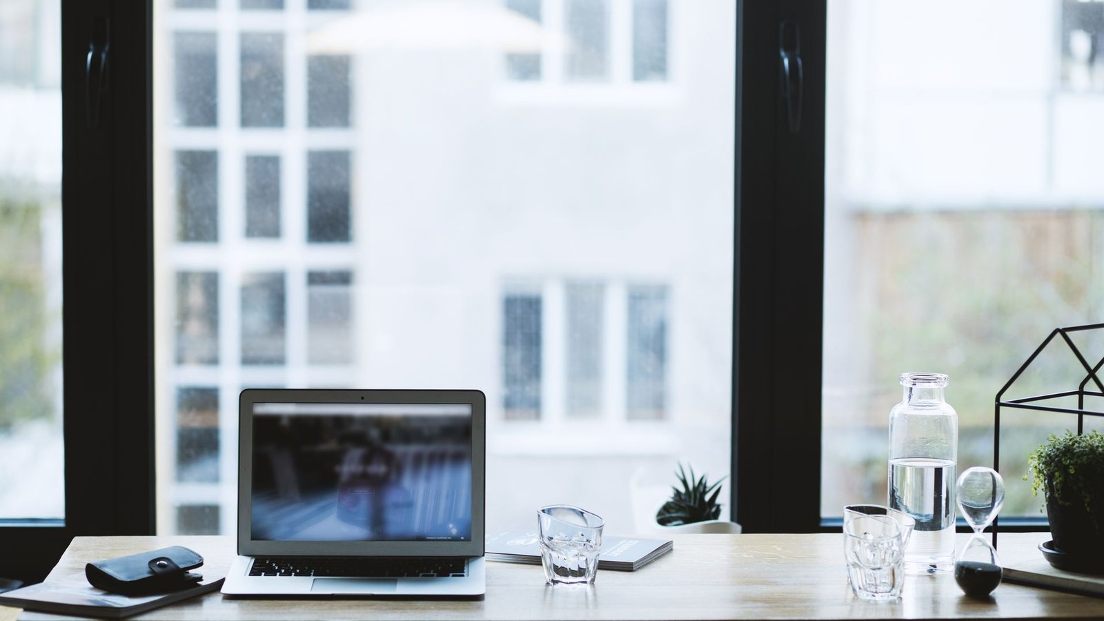 Escritório limpo com laptop e vista para janela