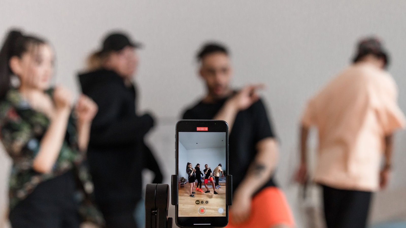 Grupo gravando vídeo com smartphone em tripé