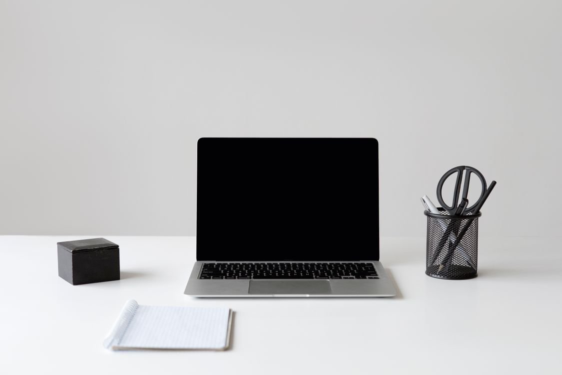 Espaço de trabalho minimalista e organizado com laptop