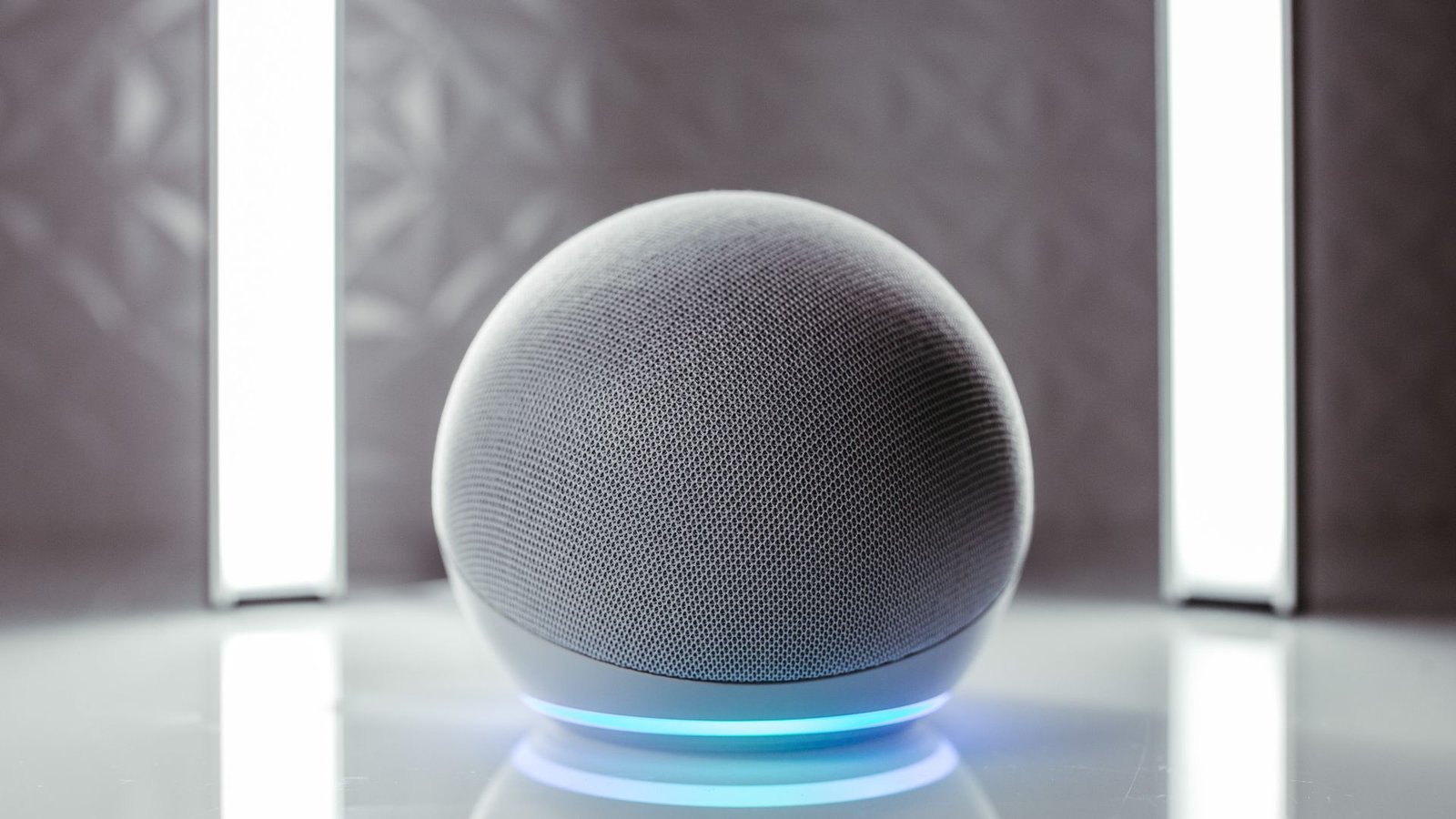 Assistente de voz smart speaker controlando a casa inteligente