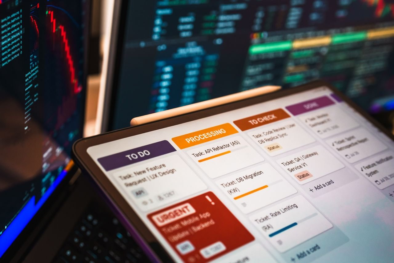 Fluxo de automação e organização de tarefas em interface digital