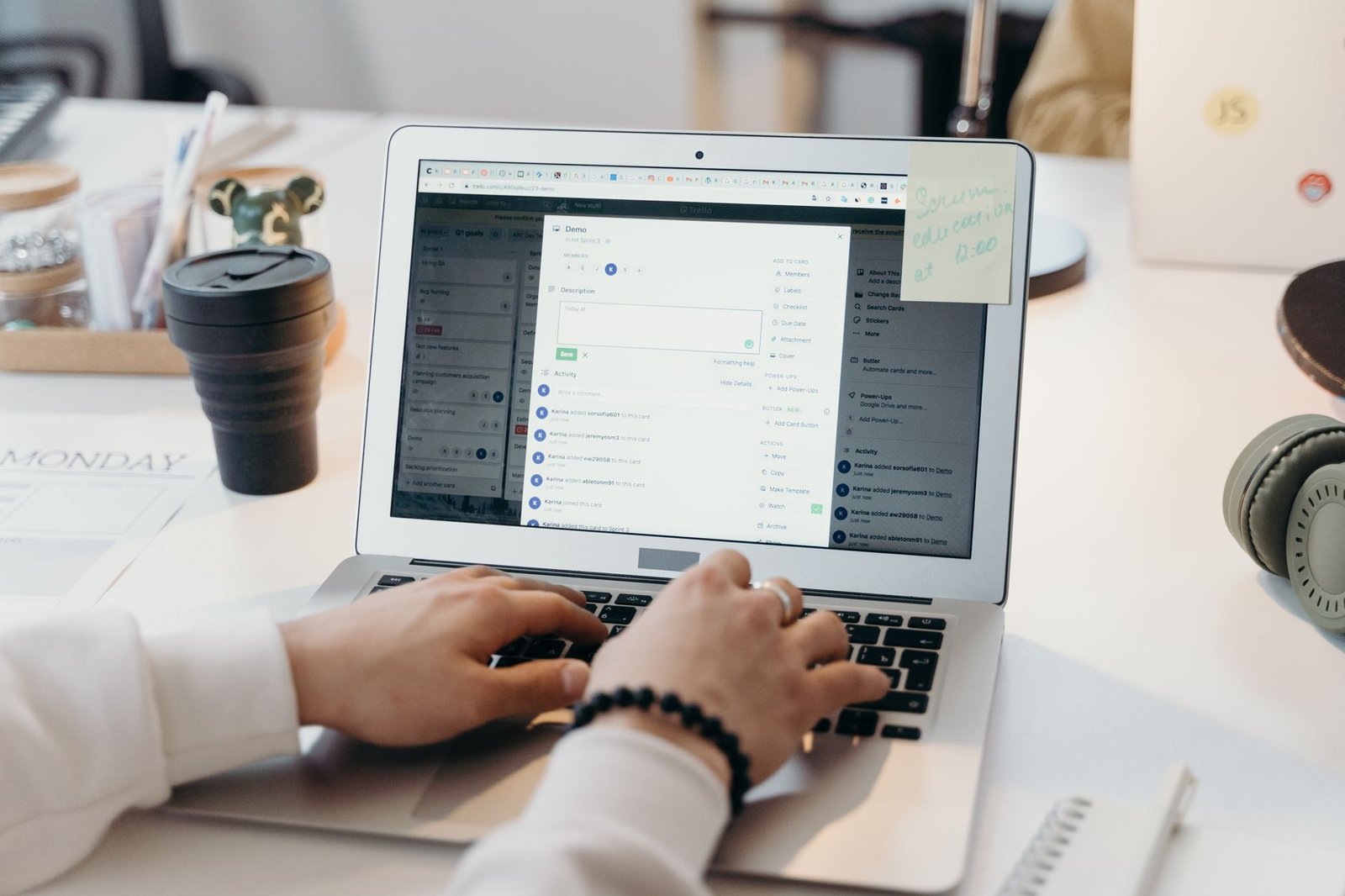 Ambiente de trabalho produtivo com laptop